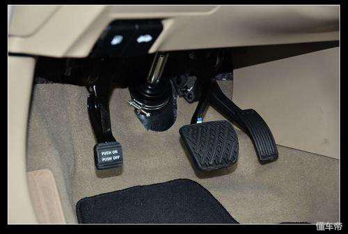 使用时更加费力,对于女性车主来讲不是很好用手刹的缺点:3,手刹在刹车