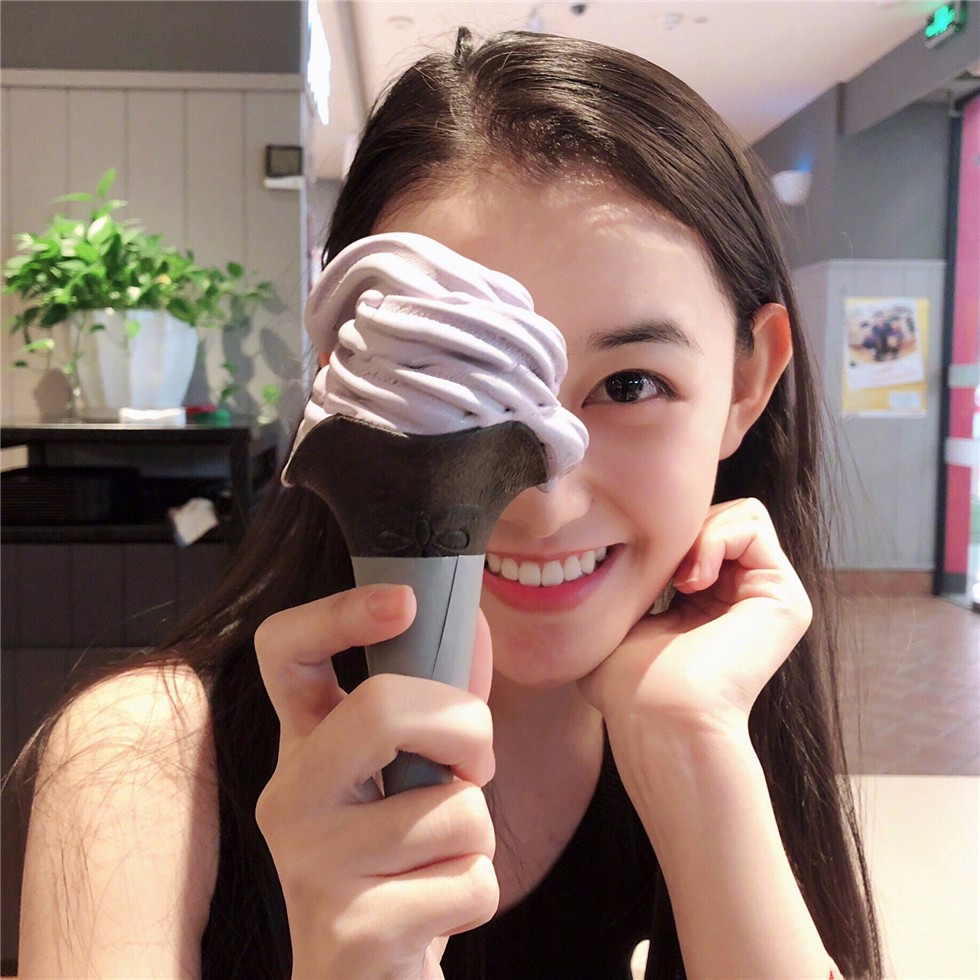 蒋依依晒自拍化身撩粉狂魔 清新侧颜秒变睫毛精