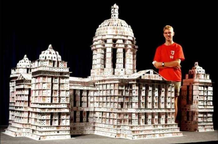 他用扑克牌在44天的时间内,搭建完成澳门威尼斯人度假酒店,澳门百丽宫