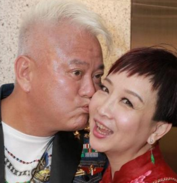 68岁陈百祥与62岁黄杏秀,期间2次破产,妻子依然不离不弃!