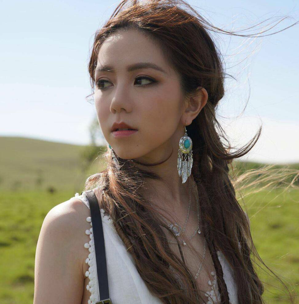 六张邓紫棋的美照中混入一张吉克隽逸的美照,你能找出来吗