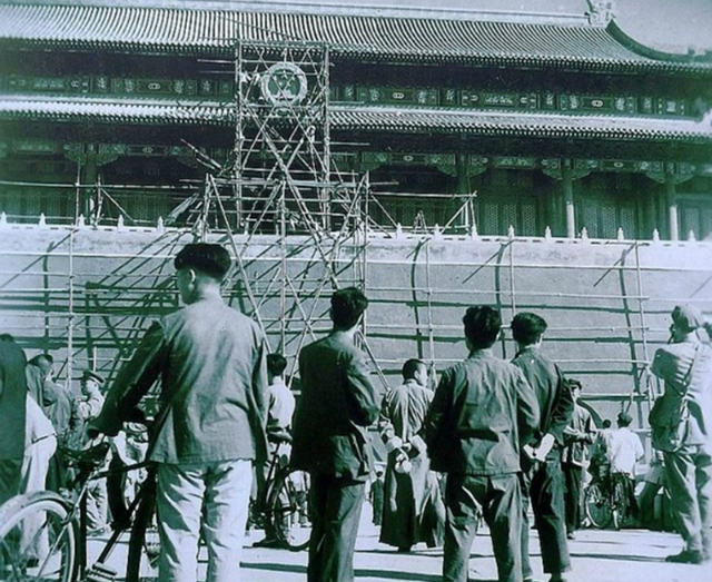 天安门罕见老照片:第一次挂过会,原来蒋介石也登上过天安门_新浪新闻