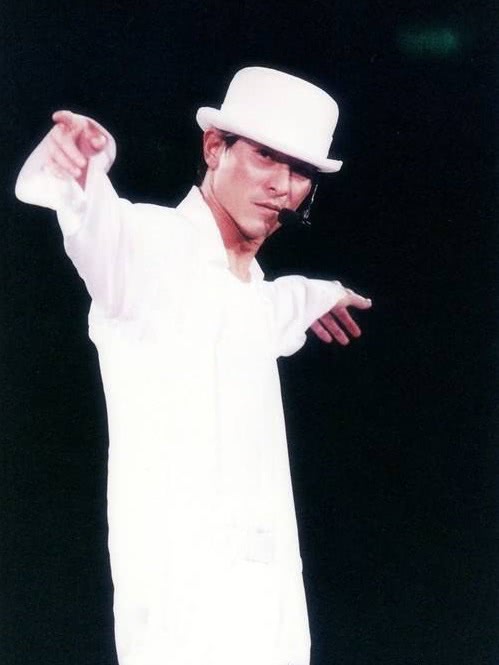 这是刘德华的招牌动作.张杰的动作就厉害了!