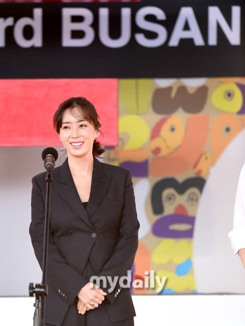 韩女星宋允儿海云台出席电影《石块》见面会