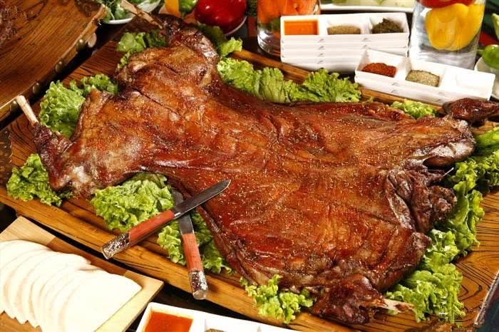 世界上最壮观的烤肉,沙特阿拉伯的烤骆驼,100人才吃的完!