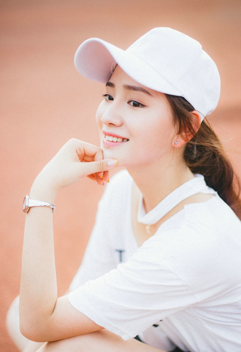 棒球帽美女阳光灿烂立体五官迷人写真