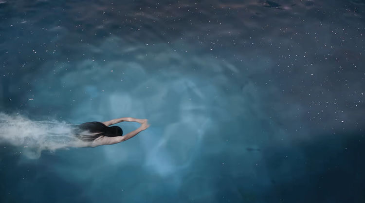 杨紫美人出浴画面很唯美,但背影壮硕,网友:真胖还是用男替?