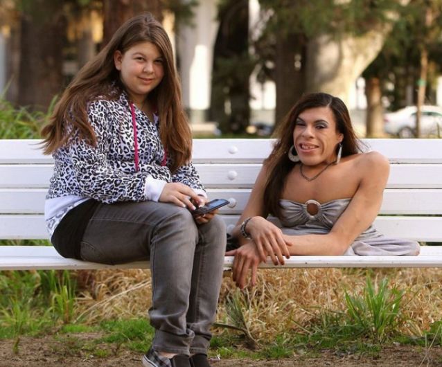 双手撑起梦想,纪实摄影一位美国半身变性人的生活