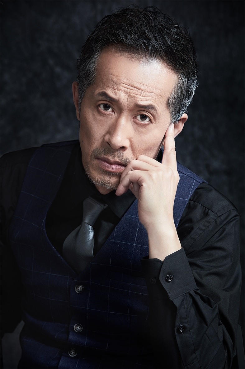 老戏骨过齐鸣西服写真曝光 眼神深邃气质沉稳