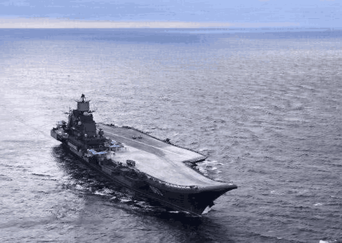 15万吨航母霸气问世! 搭载百架五代战机进击, 一艘能抵10艘辽宁舰