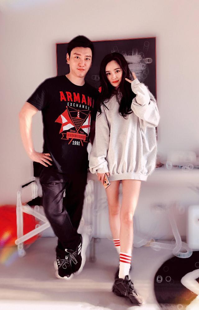 路人晒杨幂合影颜值依旧少女,但穿卫衣不搭短裤,不是她的风格!