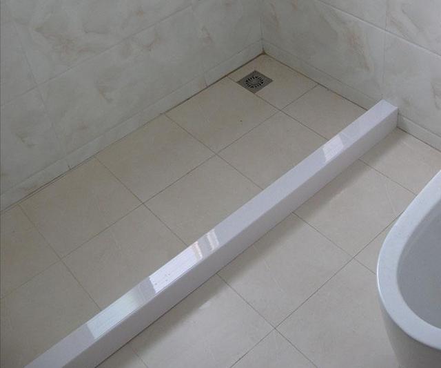 卫生间别学潮流装挡水条,聪明人都这样装,看完懊悔我家没早知道|卫生