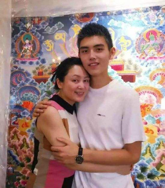 陈凯歌大儿子幼年照片曝光!12岁替妈妈出头,曾看不起爸爸陈凯歌