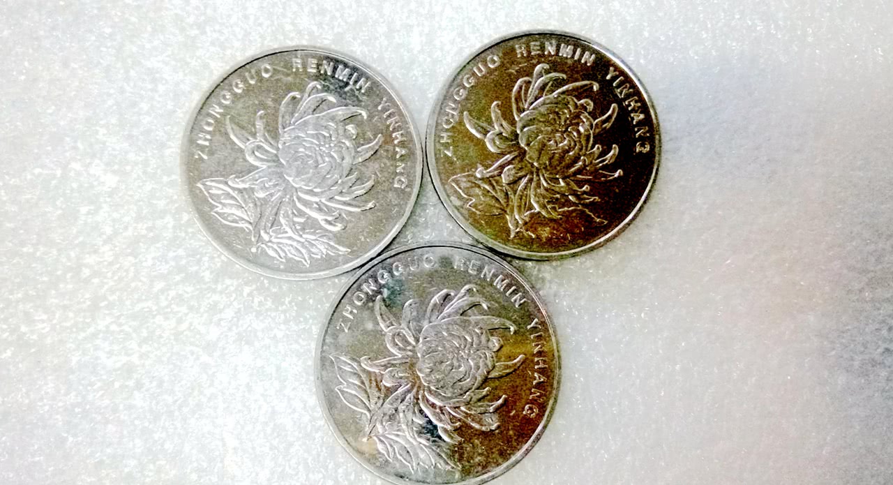 女子超市购物，发现一枚“不寻常”的一元硬币，有人说值2万！