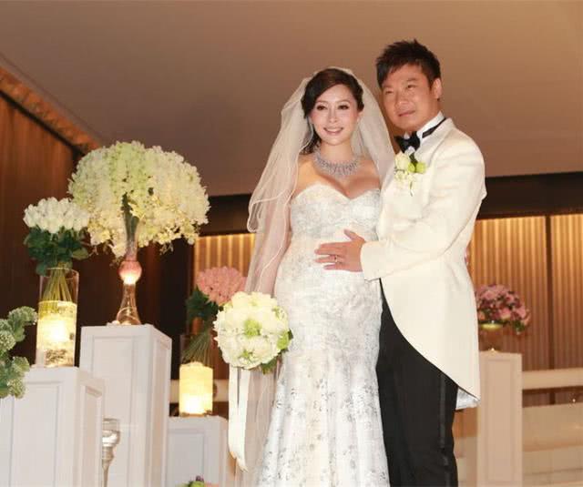 在2012年11月,两人低调恋爱6年后,在香港海洋公园登记注册结婚,正式