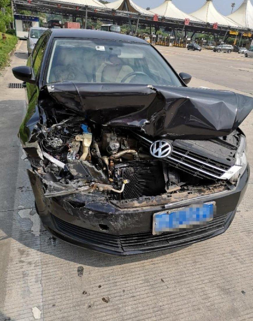 大众朗逸隧道内严重追尾, 网友: 大众铁皮真厚