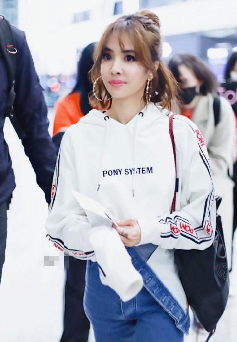 38岁蔡依林卫衣搭大耳环太抢眼,网友:牛仔短裤不长不短超尴尬