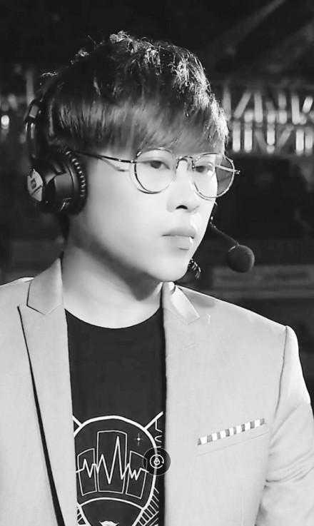 女粉丝也都被五五开的颜值惊到了!