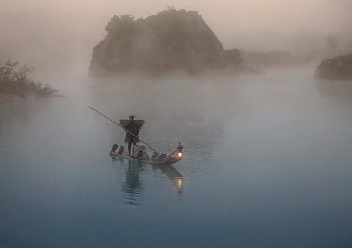 何如几曲秋溪上,分明醉泛烟舟中