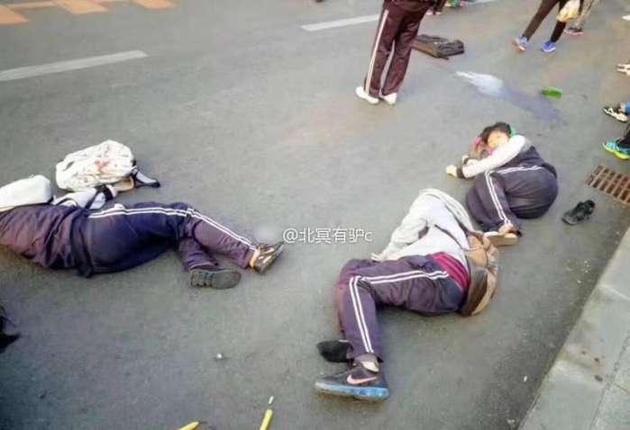 大连一中学门口发生重大车祸数名等车学生被路虎车撞飞