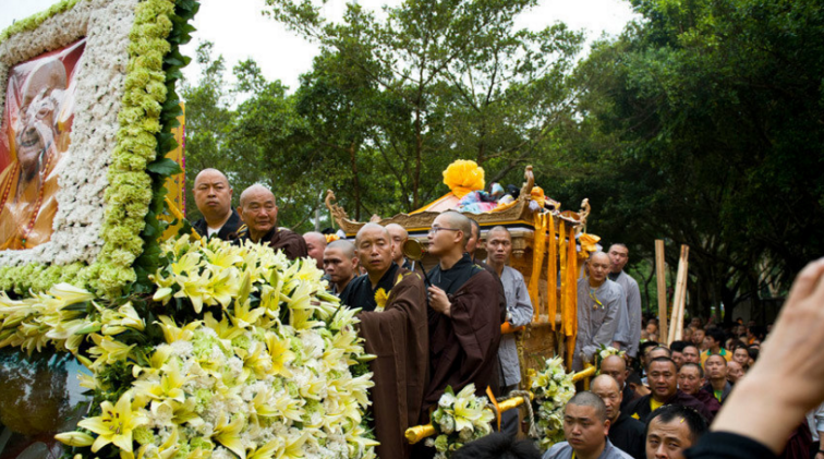 佛门泰斗本焕长老圆寂,海内外数万僧人齐聚,纯一法师亲自送别