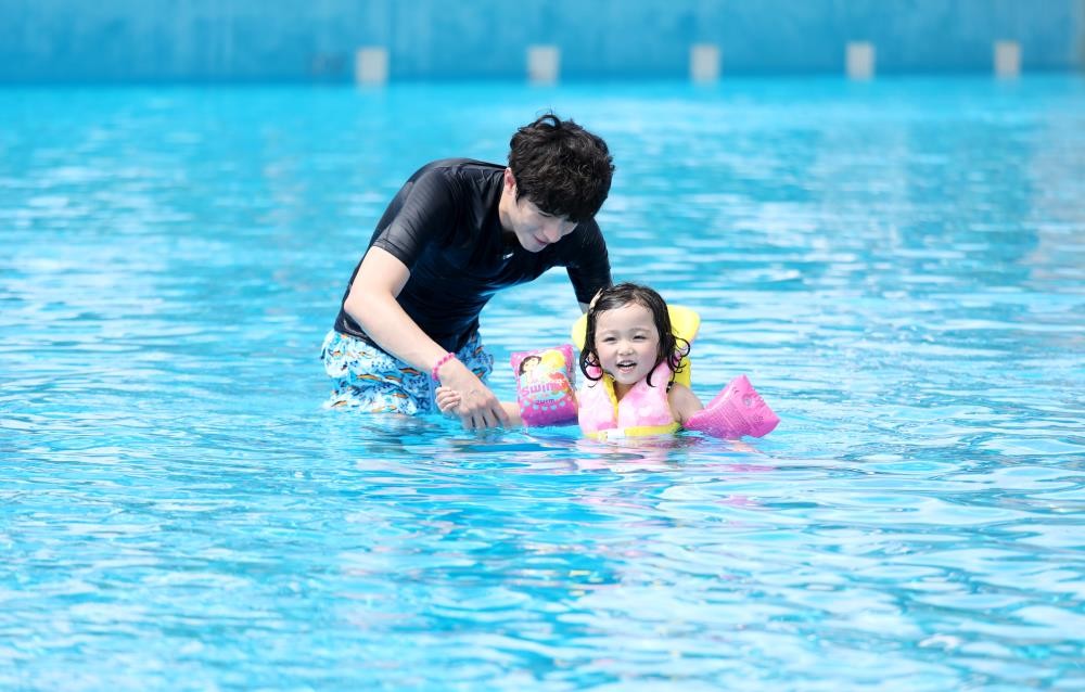 由林更新担任首期飞行嘉宾的大型户外体验式育儿综艺《带我去远方》将