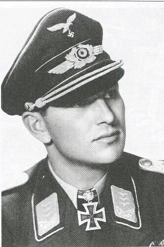 1937年年仅18岁的巴克霍恩就加入了羽翼尚未丰满的德国空军,与在战时