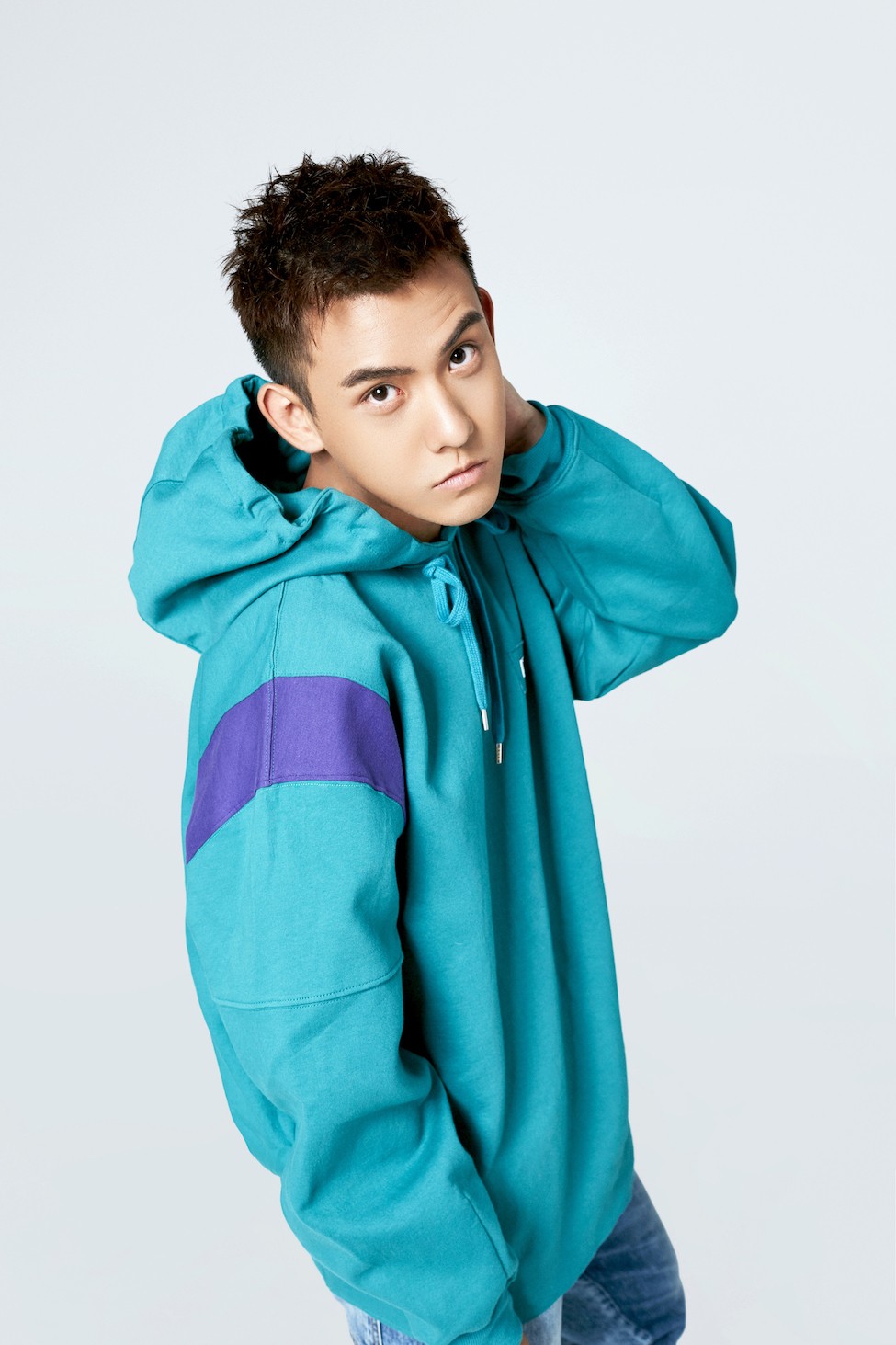 蔡振廷写真风格多变 眼神笃定尽显纯粹真我