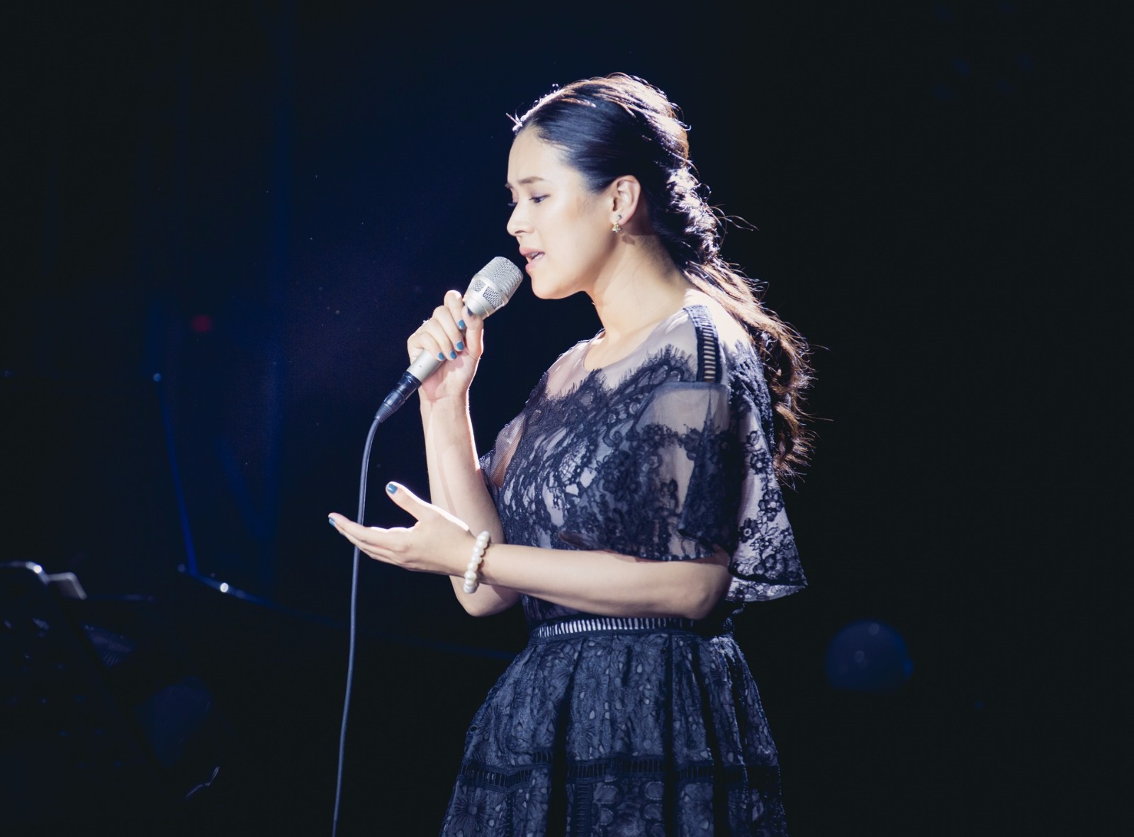 需要一首手岛葵的《再见夏天》,邮箱是549967439@qq.com,谢谢咯