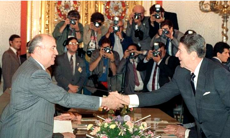 历史上著名的握手照片可以消弭一场战争网友看着好心酸