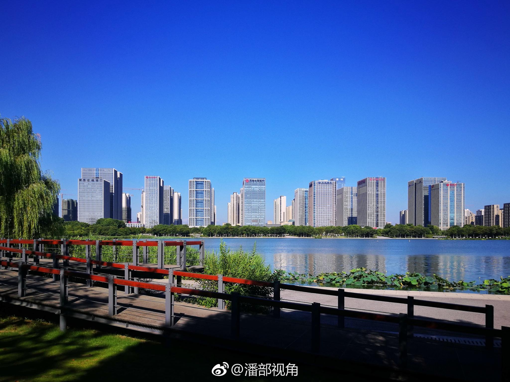 今天早晨的能见度又是超级!蓝天下的太湖新城,感觉洗过的一般