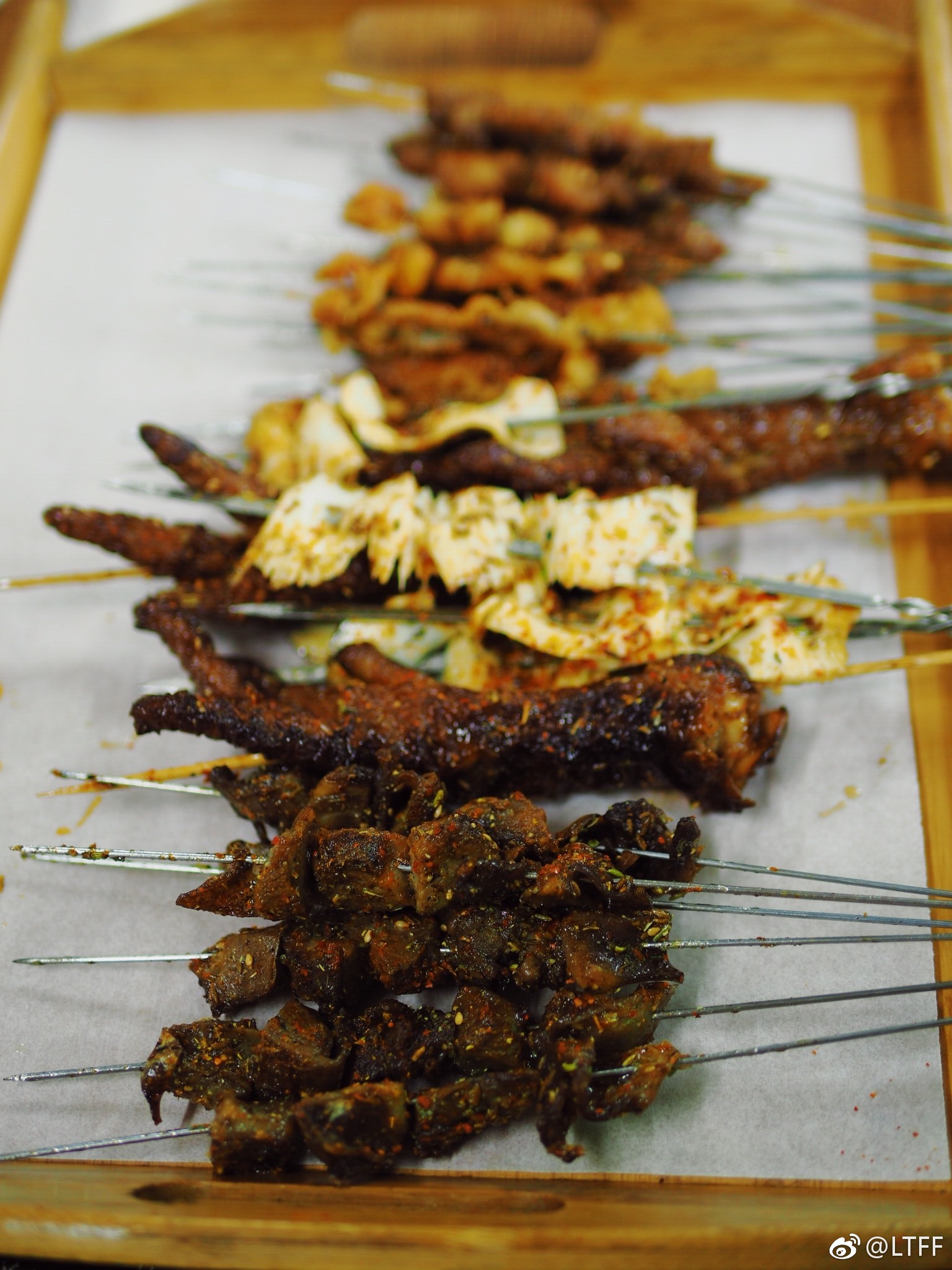 周五晚上和朋友约好来到了鹤岗三分熟烧烤.在东北,没有什么事