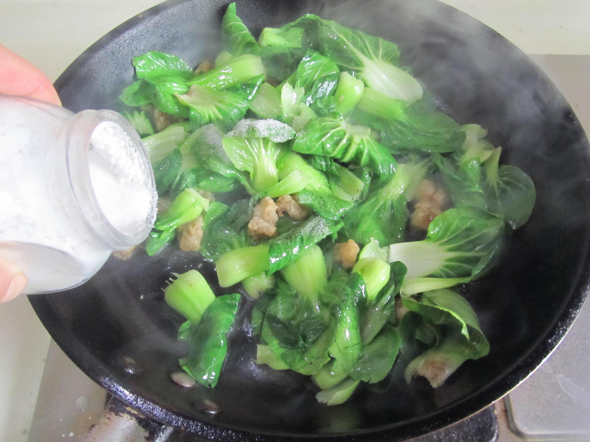 猪油渣炒小白菜是一道味道十分鲜美的美食,一般油炸我们都不吃,但是