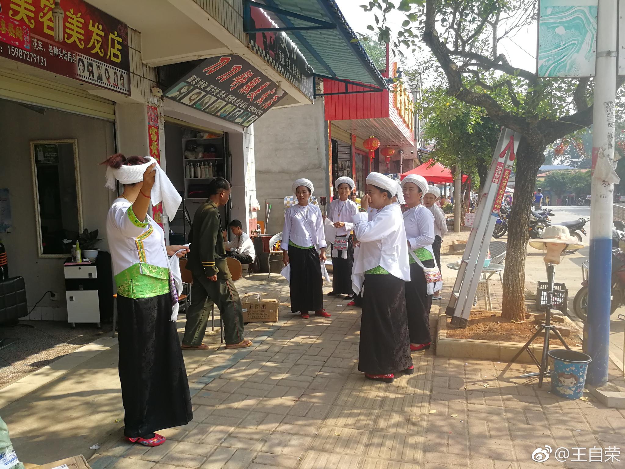 耿马勐简乡,静候泼水节巡游.