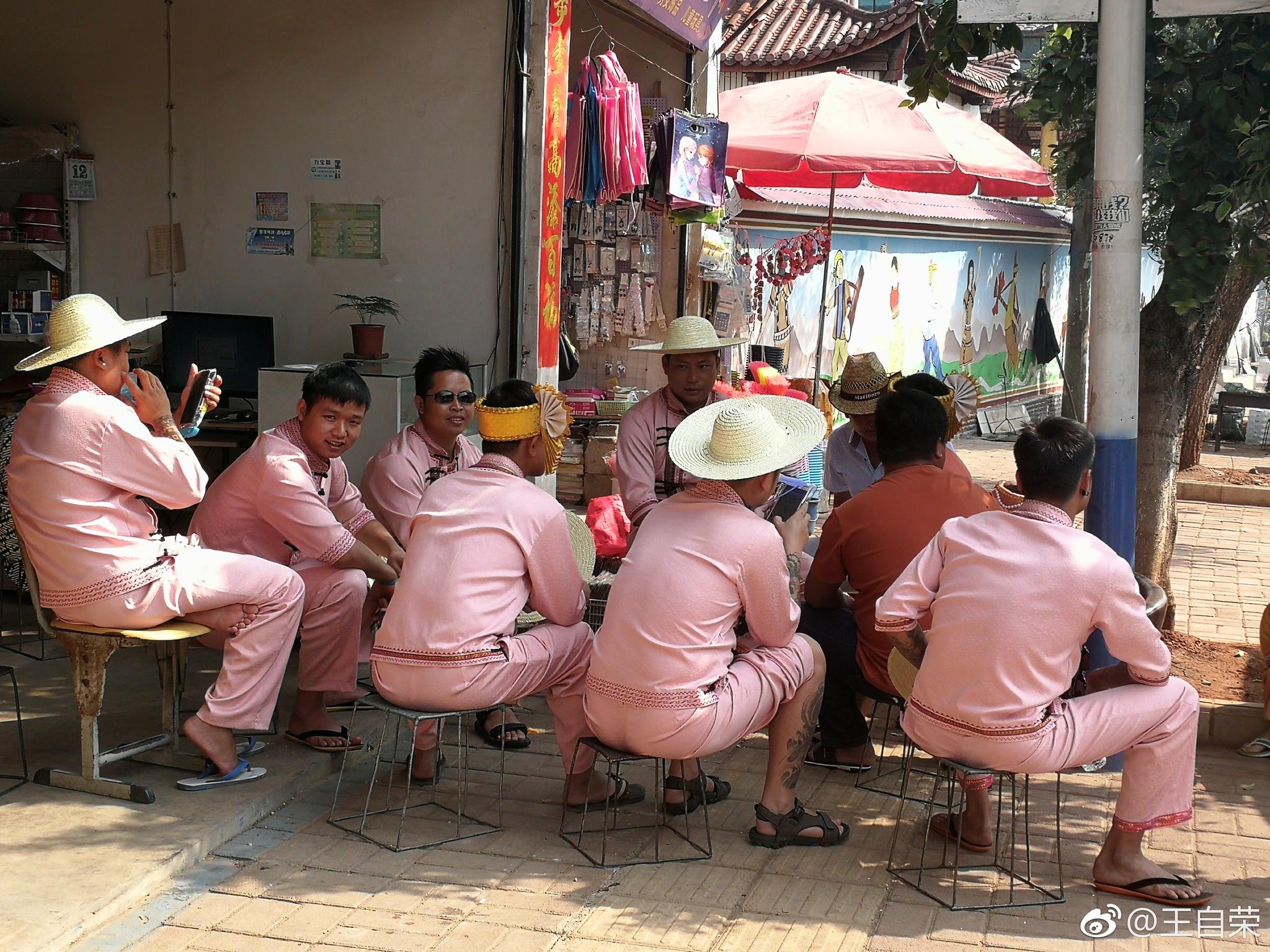 耿马勐简乡,静候泼水节巡游.