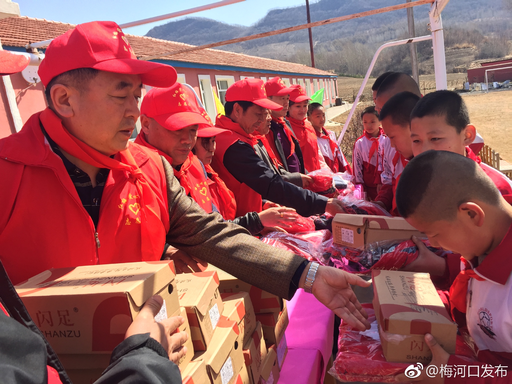 公益活动不止步 红梅爱心传递献爱心