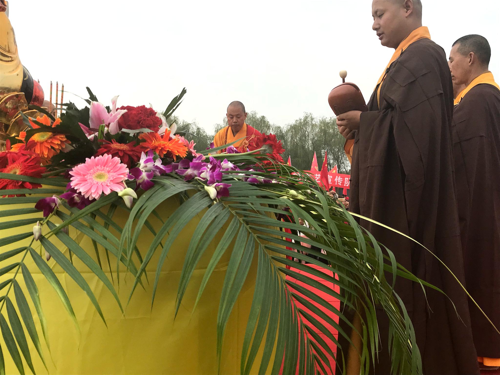 吴桥大乘寺洒净仪式正式开始 带领诸位法师诵经礼佛