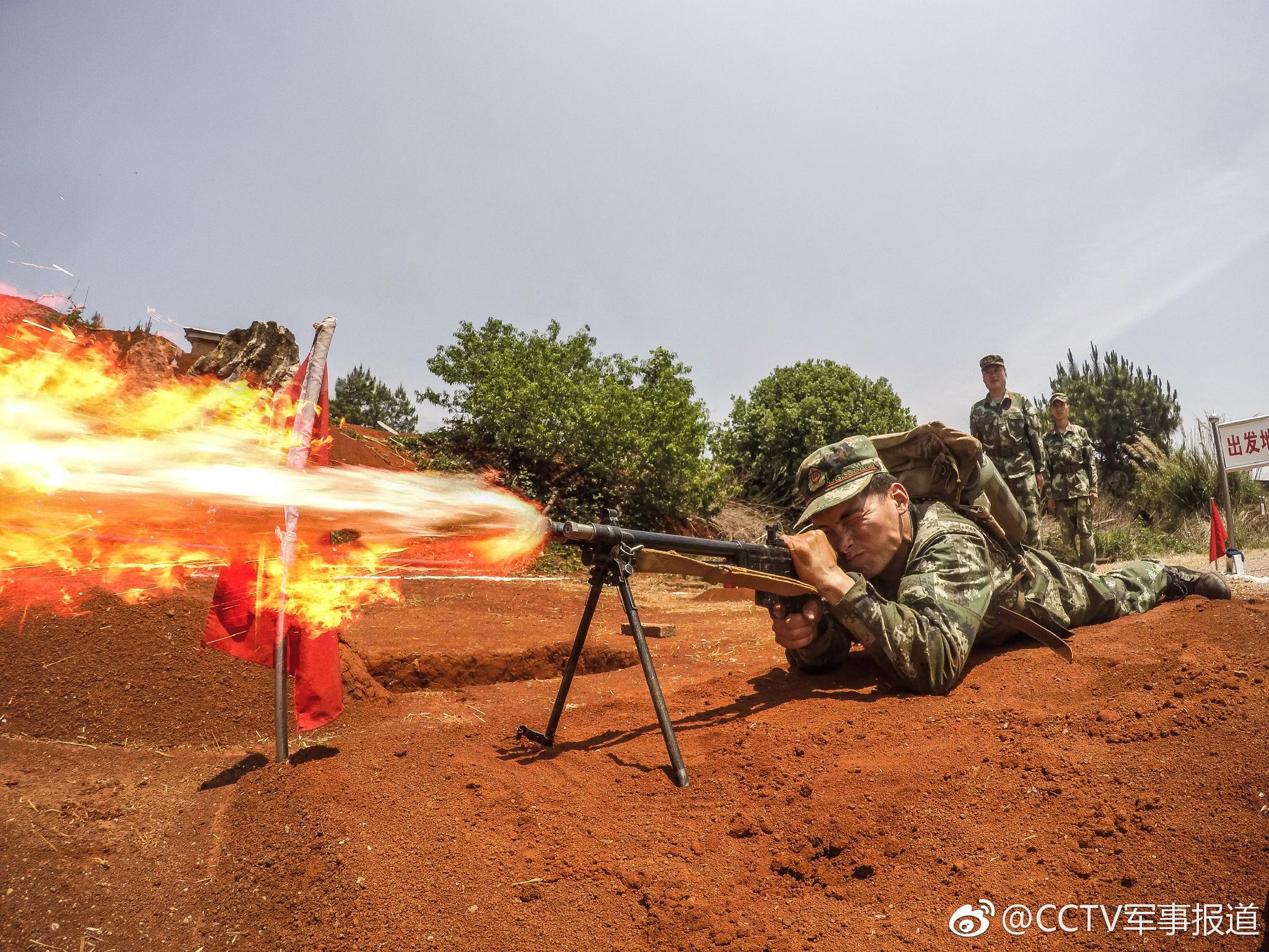 火龙腾飞,看武警官兵如何修炼"控火术"