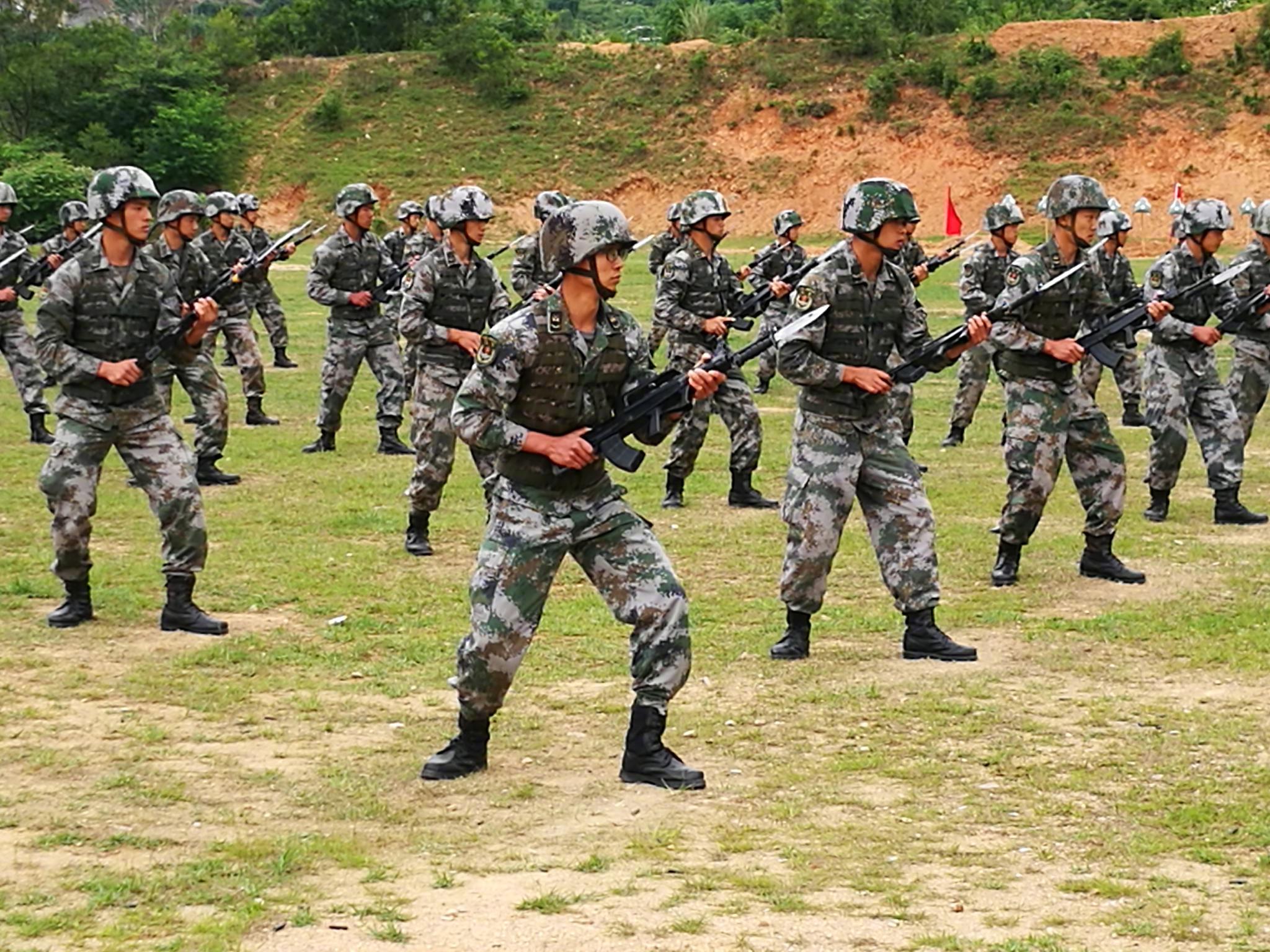 73集团军某旅红四连的刺杀训练.