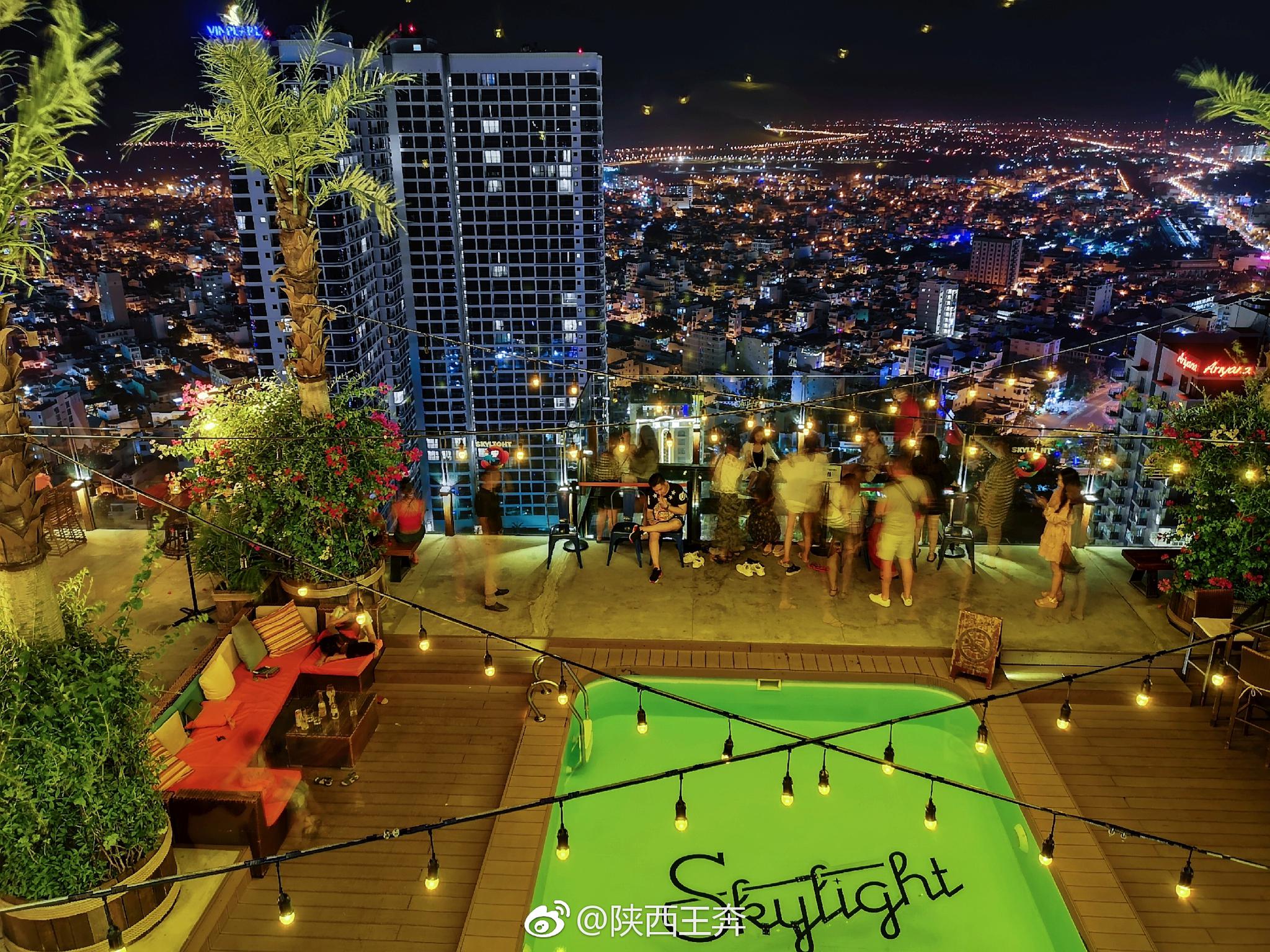哈瓦那空中酒吧鸟瞰芽庄夜景喝个小酒吹吹风慢生活