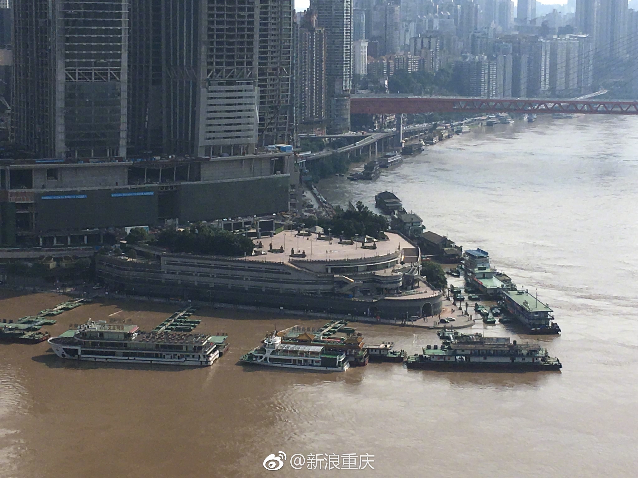 实拍:今年入夏最强洪峰逼近朝天门 南滨路、江北嘴水位上涨
