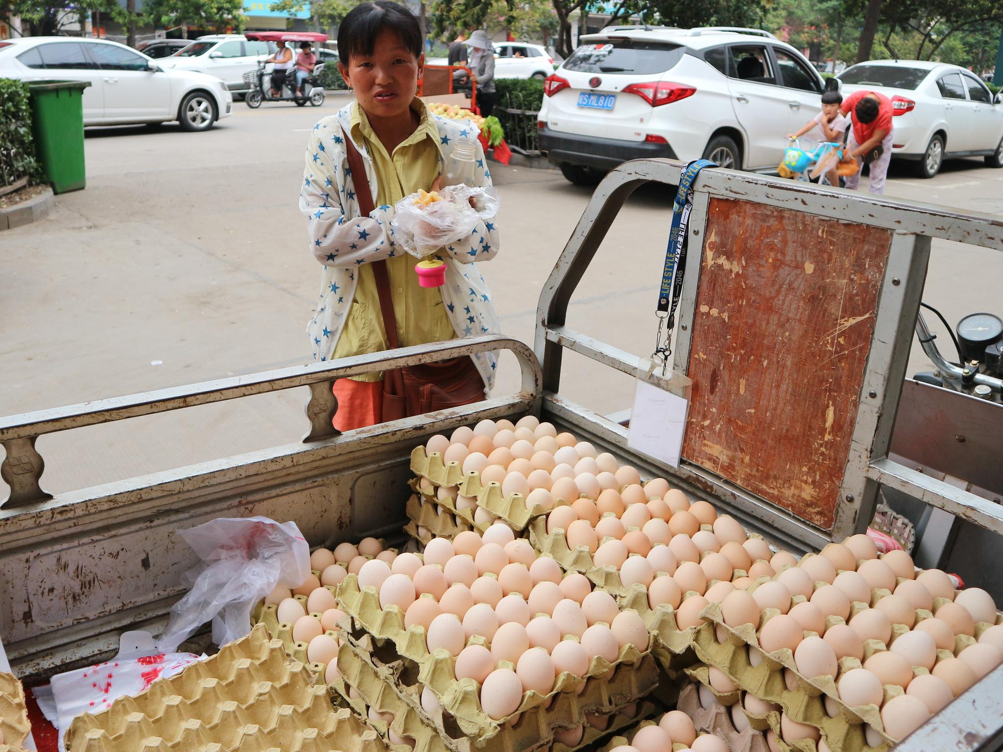 农村妇女进城卖土鸡蛋,每天收入500元,油条当午餐让人看到心酸