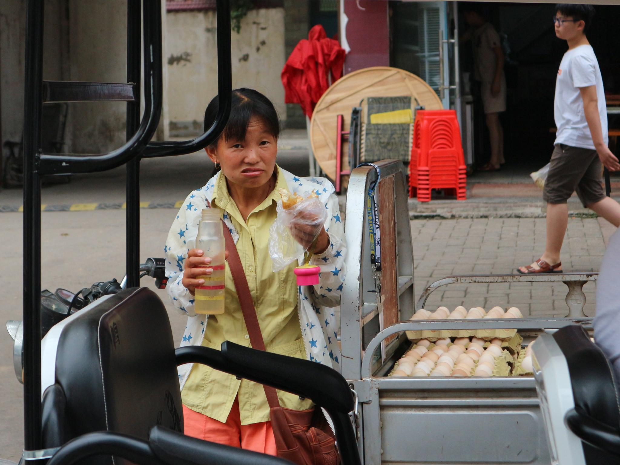 农村妇女进城卖土鸡蛋,每天收入500元,油条当午餐让人看到心酸