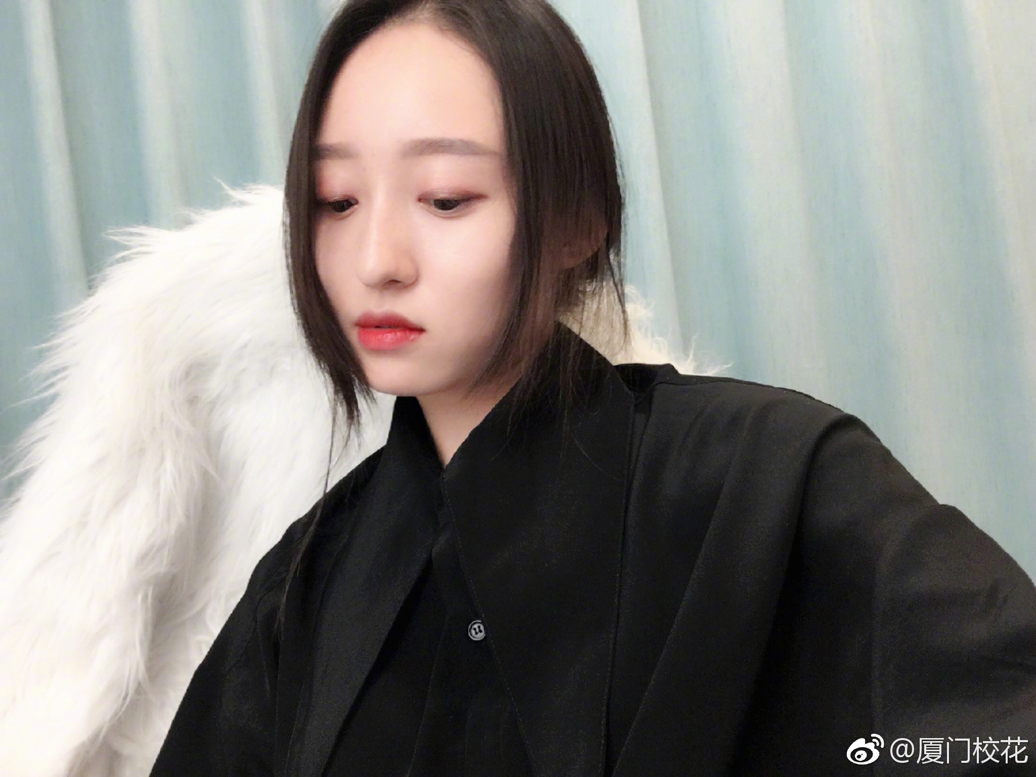 她叫朱妍,95年,毕业于厦门大学嘉庚学院,身高164cm