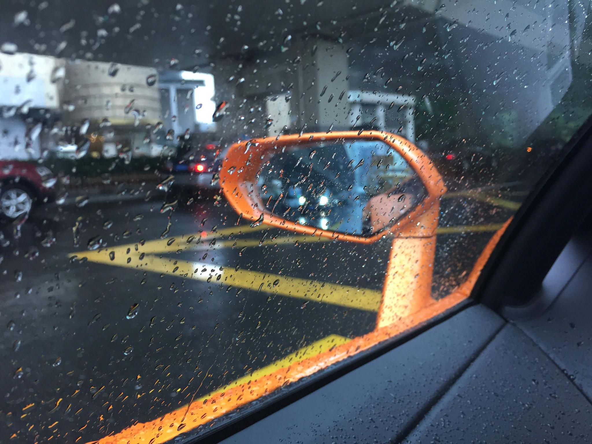 下雨天车窗起雾,你还用手抹?这几个最实用的技巧随你选!