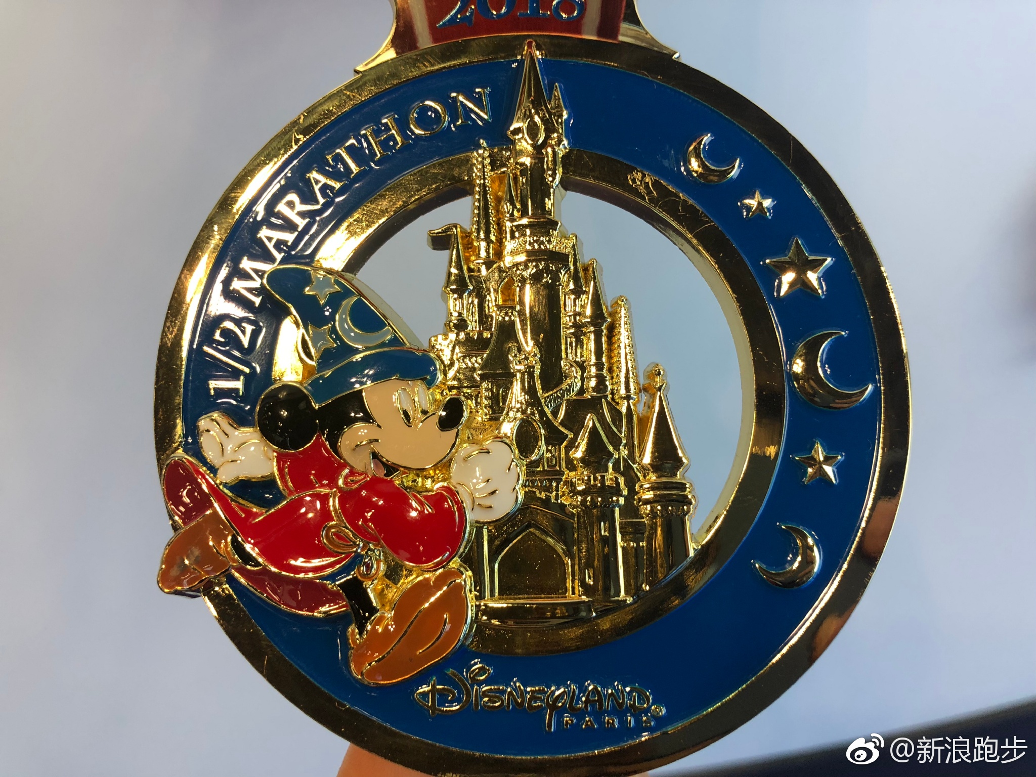 现场的迪士尼跑展位,奖牌就吸引很多人驻足观看