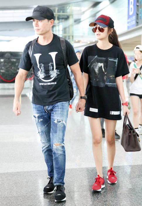 36岁安以轩胆真大露肩开衩裙秀美腿这样穿陈荣炼真不介意吗