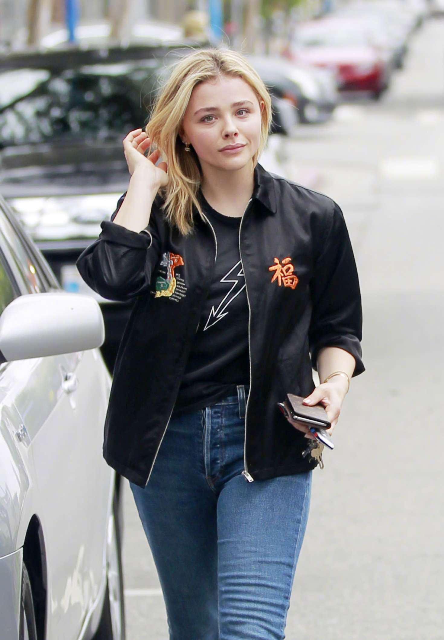 chloe moretz 在西好莱坞离开office building的街拍
