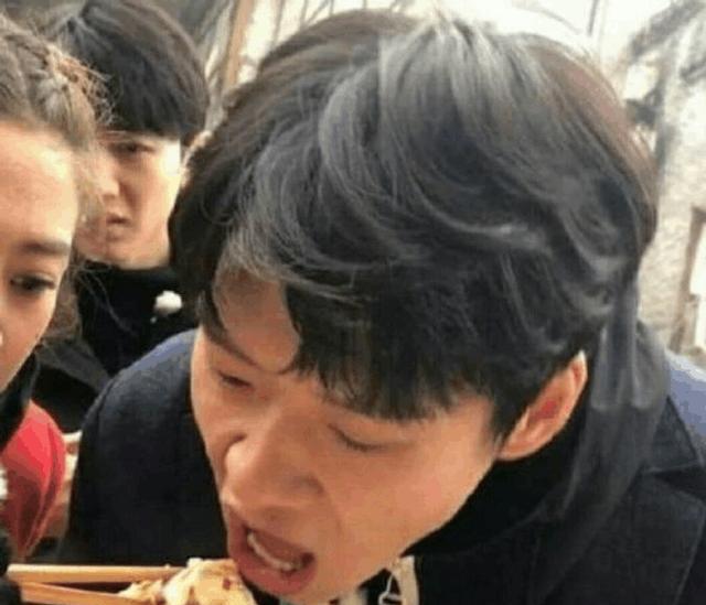 鬼鬼吴映洁和魏大勋在节目里勾肩加喂食, 白敬