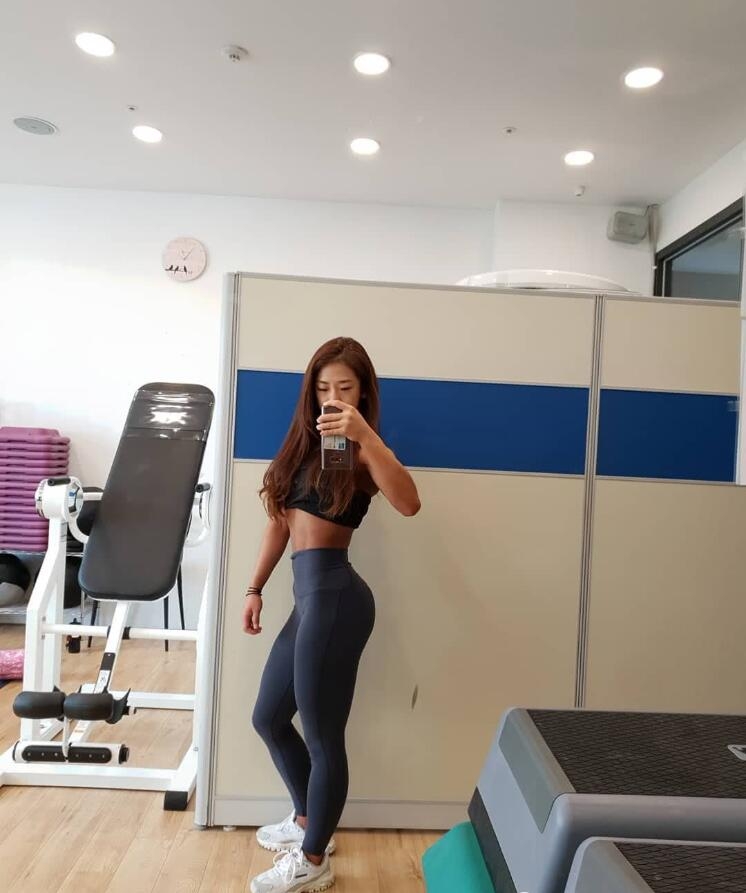 韩国健身女神爱自拍秀蜂腰翘臀